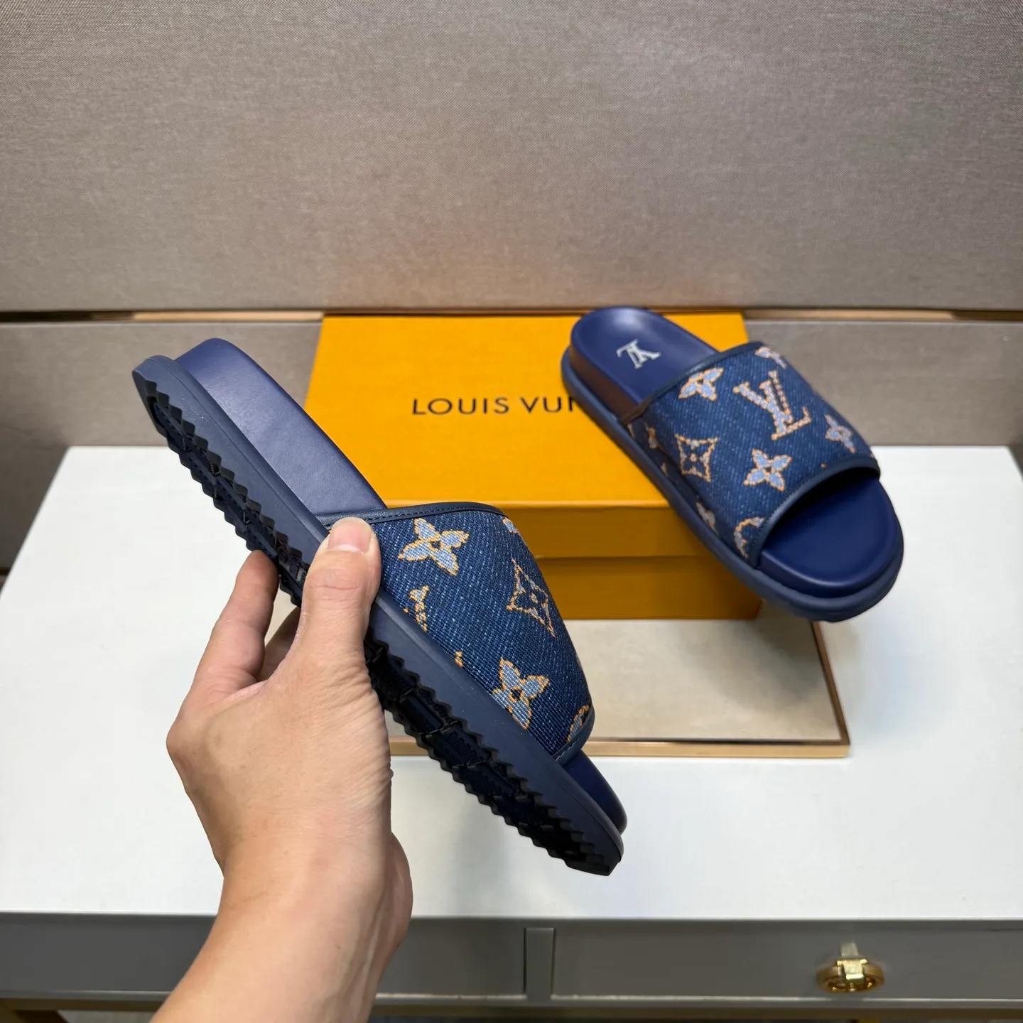 ⬛️Men's shoes 💰p320 [LV～] Men's casual slippers 2025z cabinet sales simultaneously 🔶Size: 38-44 #️⃣ 🔷2 colors🔜The upper is made of multi-material splicing➕Genuine leather lining, comfortable and breathable, sole: original comfortable and wear-resistant outsole, ⚠️Real shot📱Photographed🎬The real thing is better📢📢📢